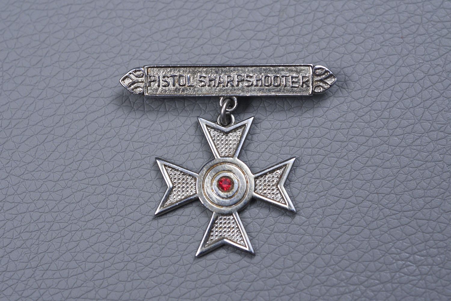 WWII U.S. U.S. MARINE CORPS PISTOL SHARPSHOOTER BADGE w/RED STONE CENTER WWII U.S. U.S. MARINE CORPS PISTOL SHARPSHOOTER BADGE w/RED STONE CENTER