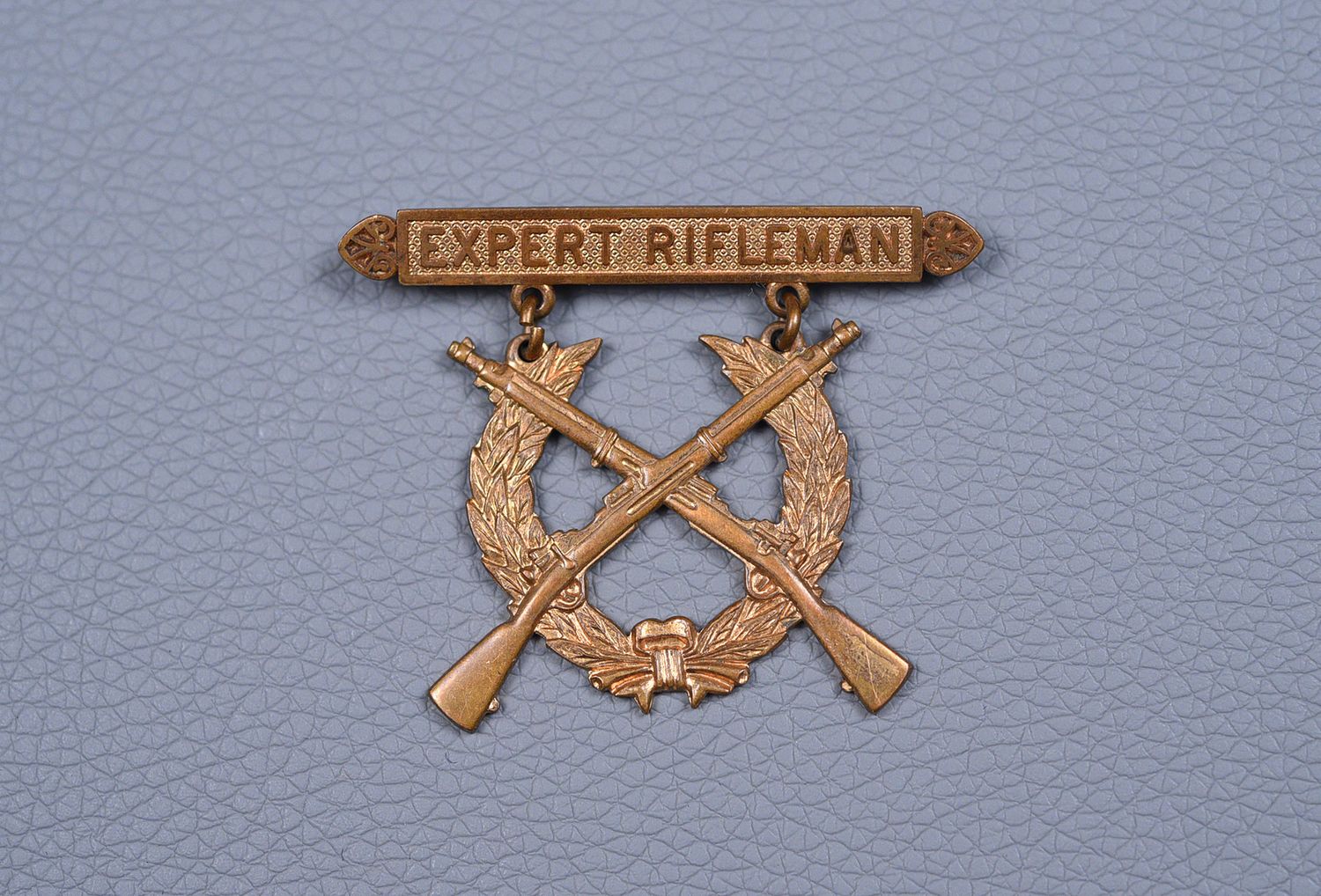 WWI U.S. ARMY NATIONAL GUARD EXPERT RIFLE BADGE - PIN BACK & NEAR MINT WWI U.S. ARMY NATIONAL GUARD EXPERT RIFLE BADGE - PIN BACK & NEAR MIN