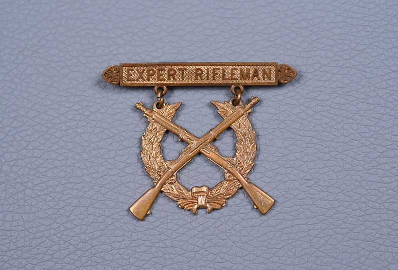 WWI U.S. ARMY NATIONAL GUARD EXPERT RIFLE BADGE - PIN BACK & NEAR MINT WWI U.S. ARMY NATIONAL GUARD EXPERT RIFLE BADGE - PIN BACK & NEAR MIN