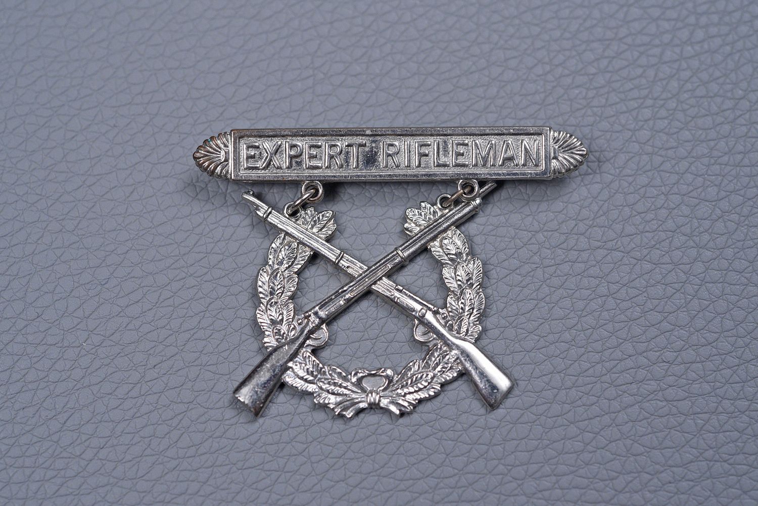 WWII U.S. MARINE CORPS EXPERT RIFLE BADGE w/SNOWFLAKE BACK WWII U.S. MARINE CORPS EXPERT RIFLE BADGE w/SNOWFLAKE BACK