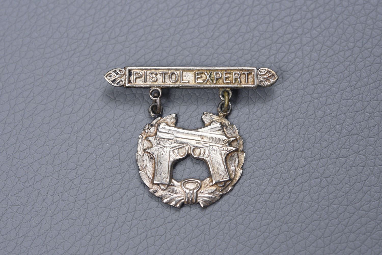 WWII U.S. MARINE CORPS PISTOL EXPERT SHOOTING BADGE - PIN BACK, OPEN CATCH WWII U.S. MARINE CORPS PISTOL EXPERT SHOOTING BADGE - PIN BACK, OPEN CATCH