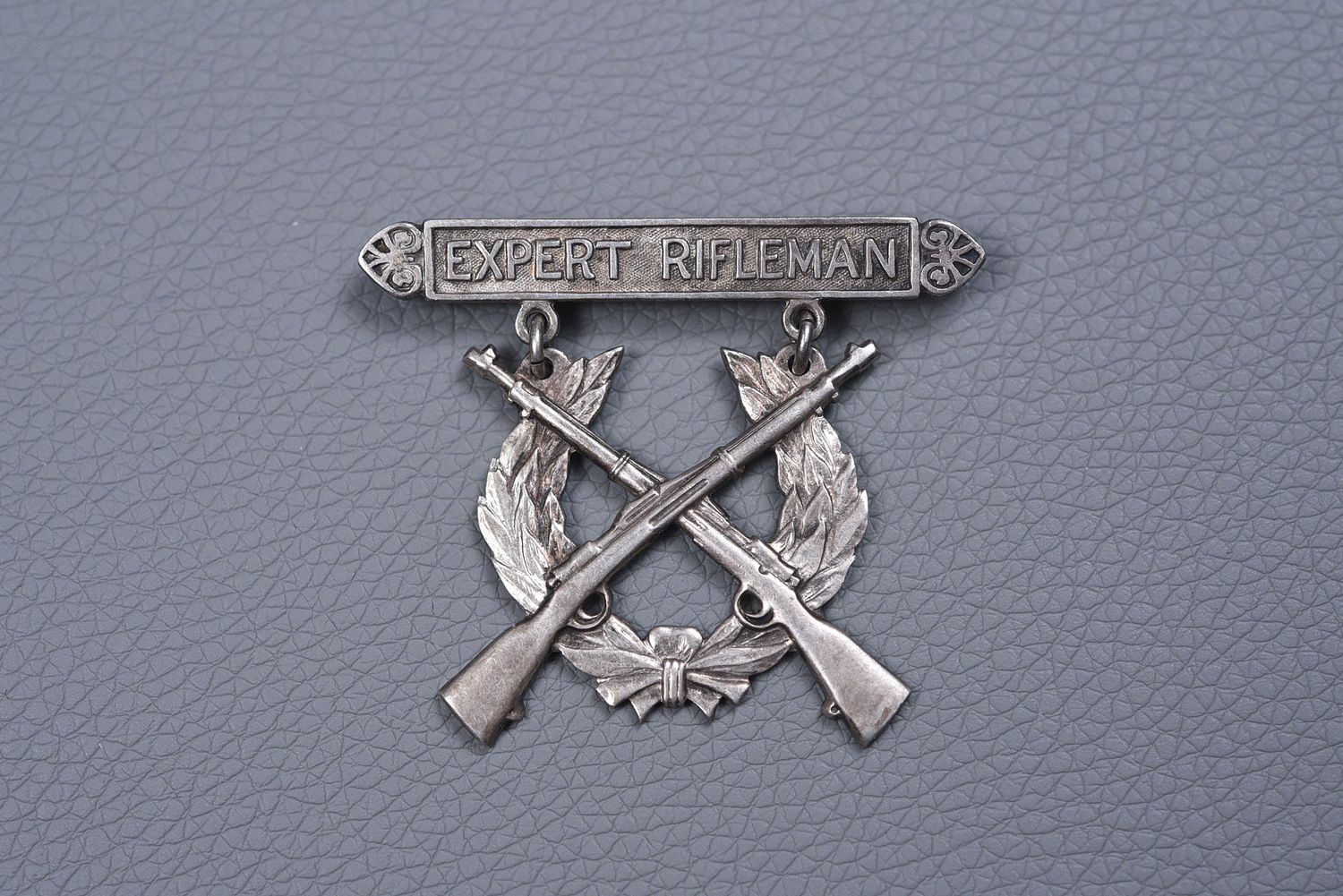 WWII U.S. MARINE CORPS EXPERT RIFLE BADGE BY H&H – PIN BACK, STERLING WWII U.S. MARINE CORPS EXPERT RIFLE BADGE BY H&H – PIN BACK, STERLING