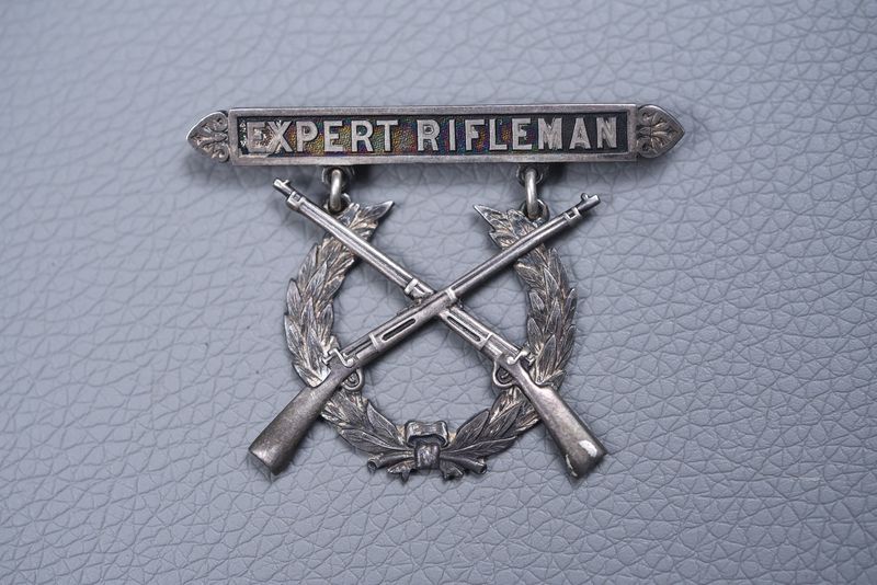 Pre-WWI U.S. EXPERT RIFLE BADGE – ENGRAVED, 2 PIECE, OPEN CATCH