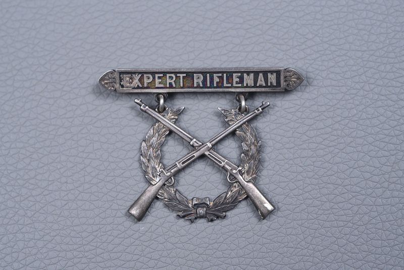 Pre-WWI U.S. EXPERT RIFLE BADGE – ENGRAVED, 2 PIECE, OPEN CATCH