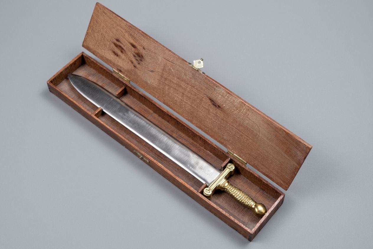 CIVIL WAR CONFEDERATE FOOT ARTILLERY SWORD MINIATURE IN CASE - CUSTOM MADE CIVIL WAR CONFEDERATE FOOT ARTILLERY SWORD MINIATURE IN CASE - CUSTOM MADE