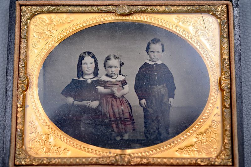 CIVIL WAR TIN TYPE OF 3 CHILDREN, TINTED - SIMILAR TO AMOS HUMISTON