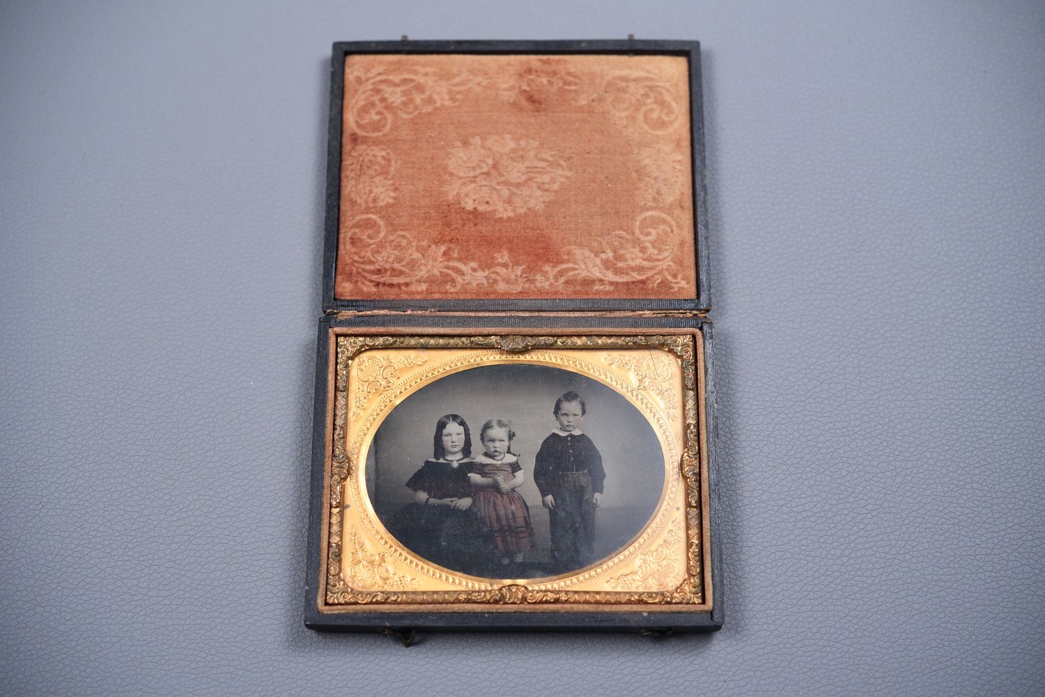 CIVIL WAR TIN TYPE OF 3 CHILDREN, TINTED - SIMILAR TO AMOS HUMISTON CIVIL WAR TIN TYPE OF 3 CHILDREN, TINTED - SIMILAR TO AMOS HUMISTON