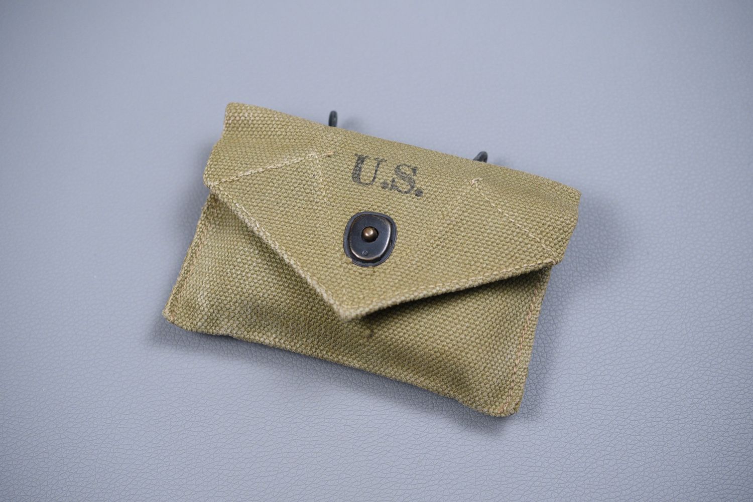WWII U.S. CARLISLE BANDAGE IN OD KHAKI CANVAS CARRIER DATED 1943 WWII U.S. CARLISLE BANDAGE IN OD KHAKI CANVAS CARRIER DATED 1943