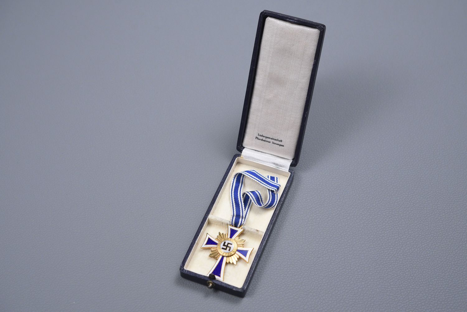 WWII GERMAN MOTHER'S CROSS IN GOLD - CASED WWII GERMAN MOTHER'S CROSS IN GOLD - CASED