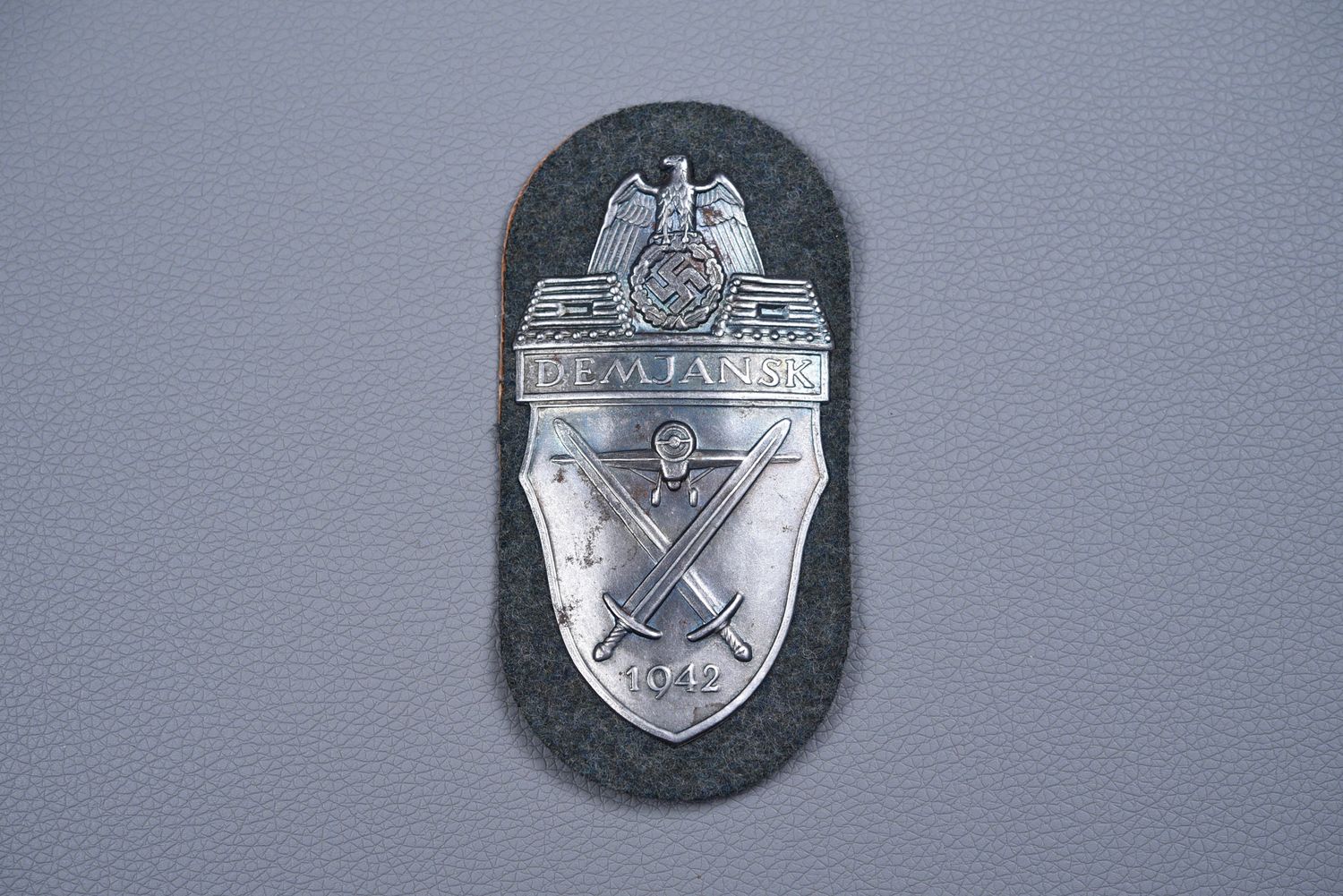 WWII GERMAN DEMJANSK SHIELD ON ARMY BACKGROUND, JFS MARKED - MINT WWII GERMAN DEMJANSK SHIELD ON ARMY BACKGROUND, JFS MARKED - MINT