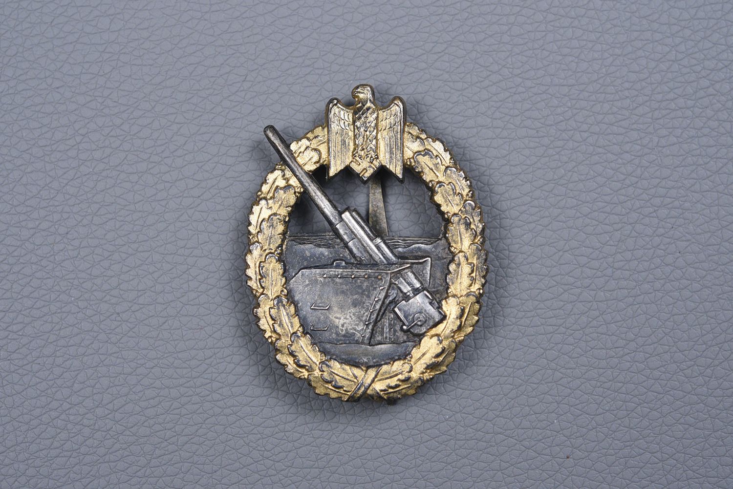 WWII GERMAN KRIEGSMARINE COASTAL ARTILLERY BADGE BY S.H.u.CO. WWII GERMAN KRIEGSMARINE COASTAL ARTILLERY BADGE BY S.H.u.CO.