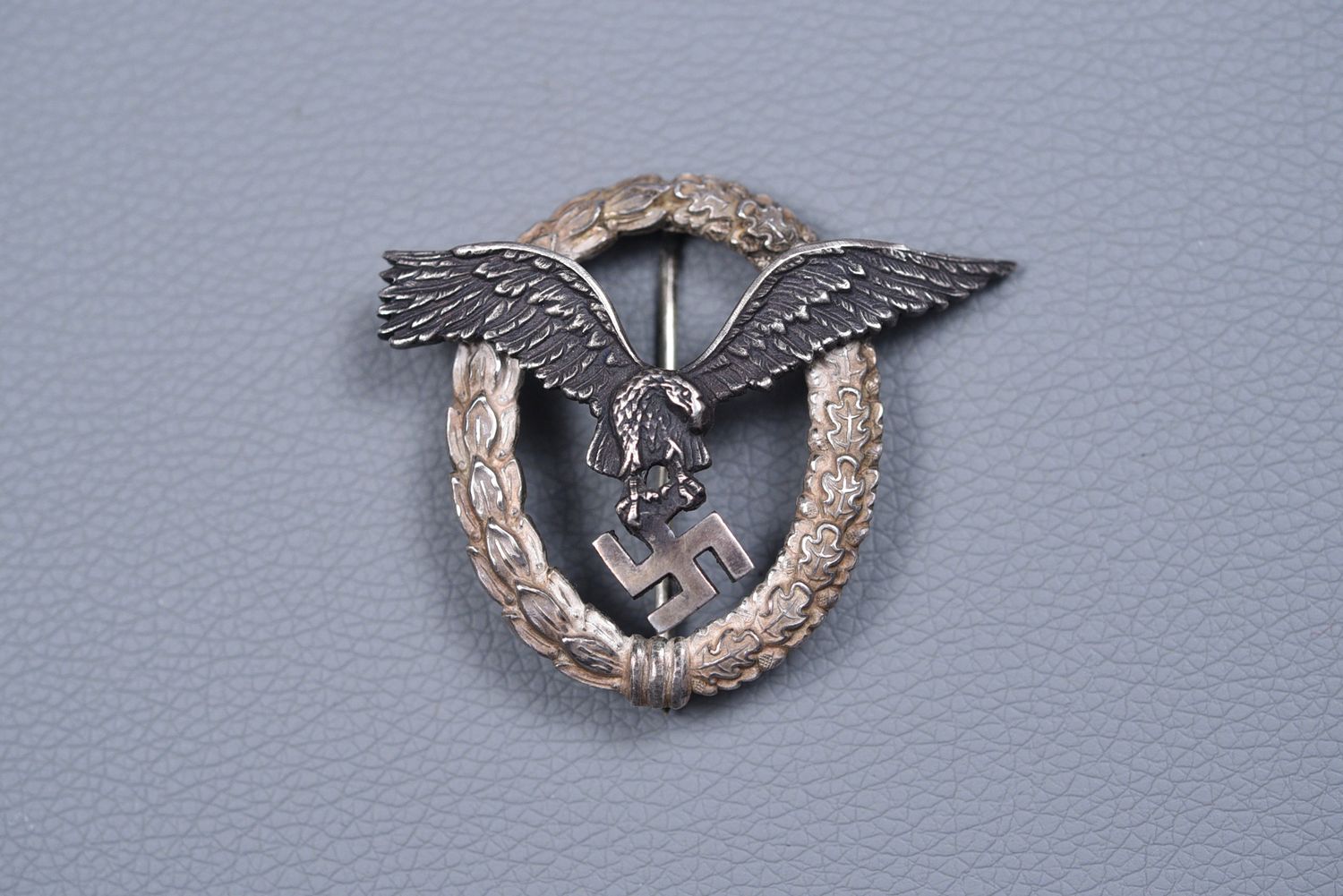 WWII GERMAN LUFTWAFFE PILOT'S BADGE BY 'OM' WWII GERMAN LUFTWAFFE PILOT'S BADGE BY 'OM'