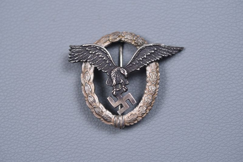 WWII GERMAN LUFTWAFFE PILOT'S BADGE BY 'OM'