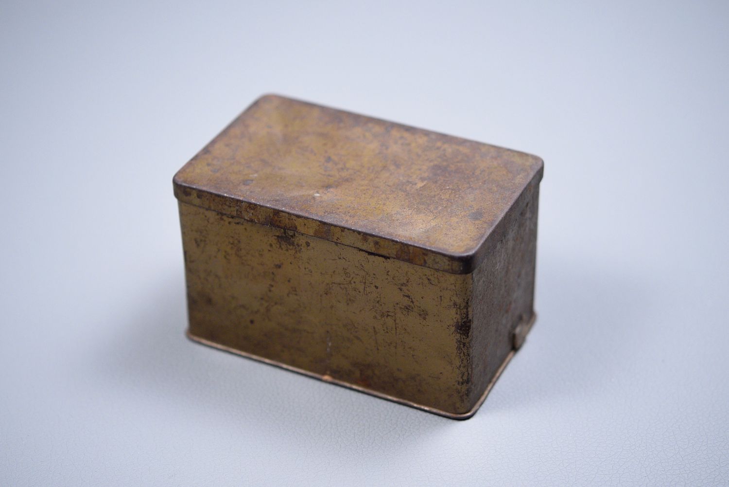 WWII GERMAN LUFTWAFFE FLYING GOGGLES TIN STORAGE BOX WWII GERMAN LUFTWAFFE FLYING GOGGLES TIN STORAGE BOX