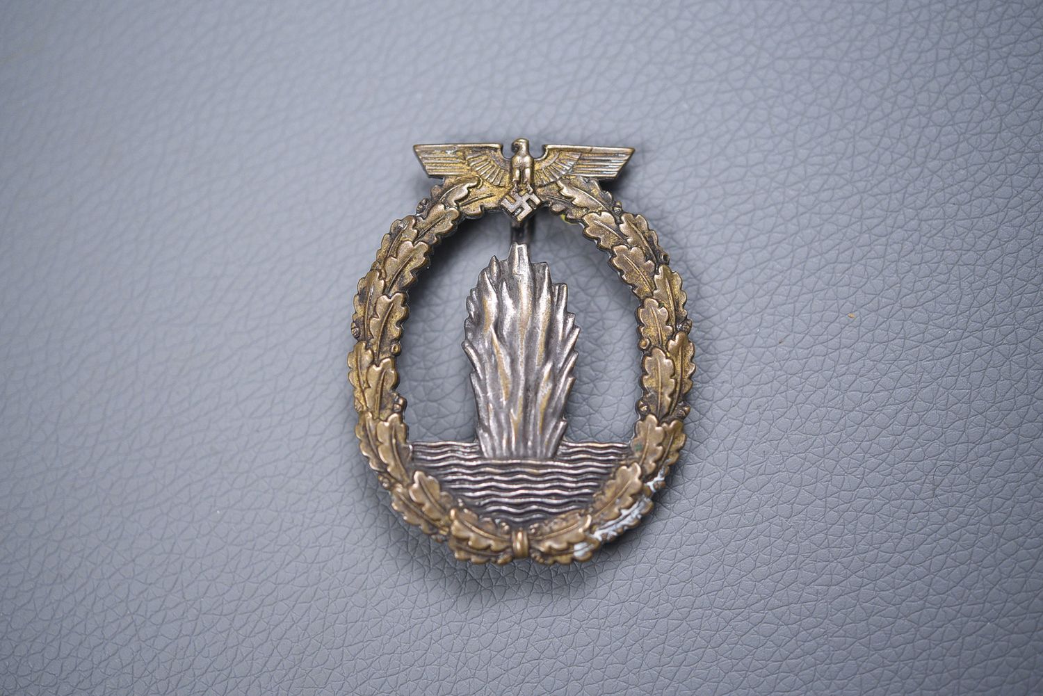 WWII GERMAN KRIEGSMARINE MINESWEEPER BADGE WWII GERMAN KRIEGSMARINE MINESWEEPER BADGE