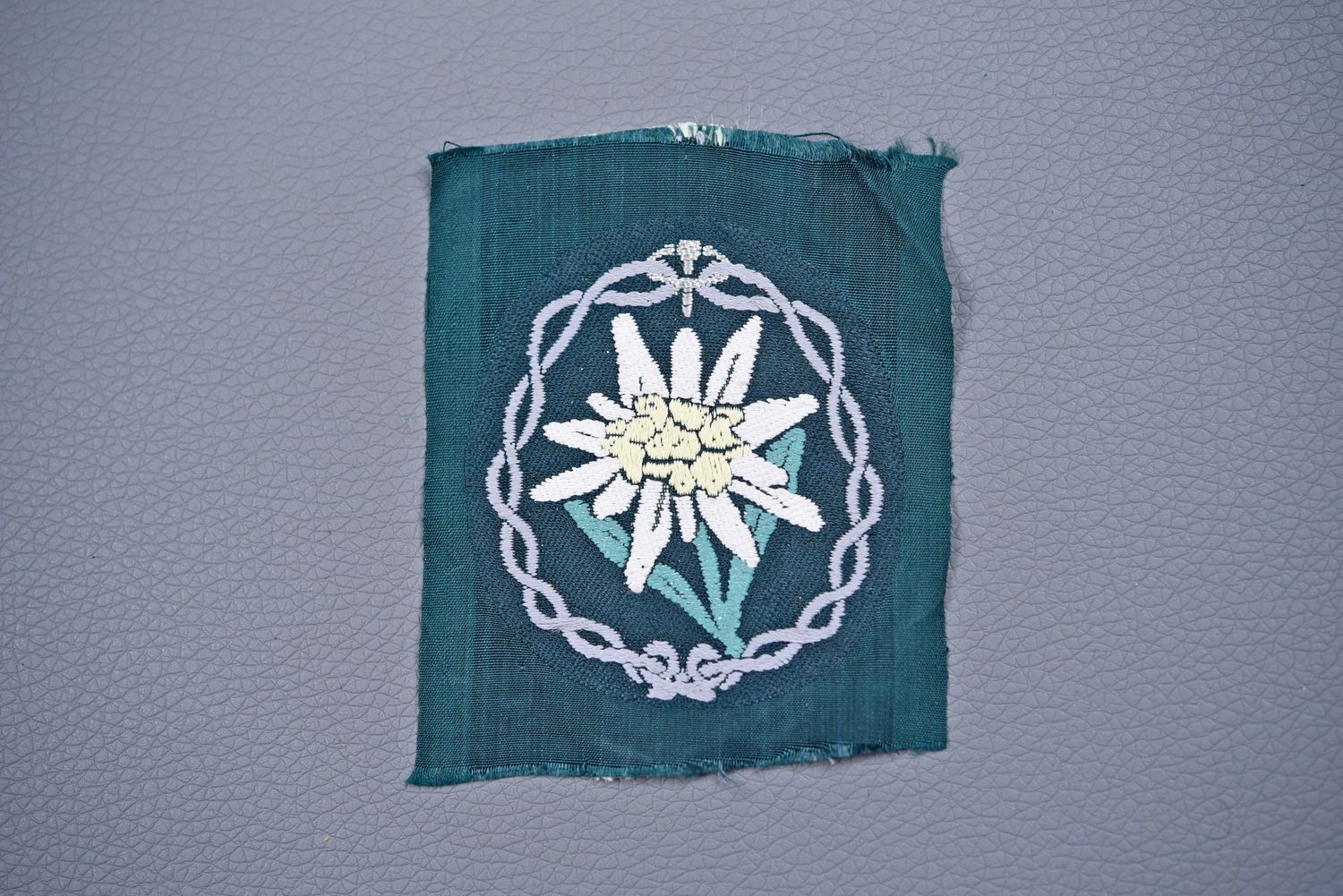 WWII GERMAN ARMY GEBIRGSJÄGER EDELWEISS IN BEVO WEAVE ON GREEN RAYON WWII GERMAN ARMY GEBIRGSJÄGER EDELWEISS IN BEVO WEAVE ON GREEN RAYON