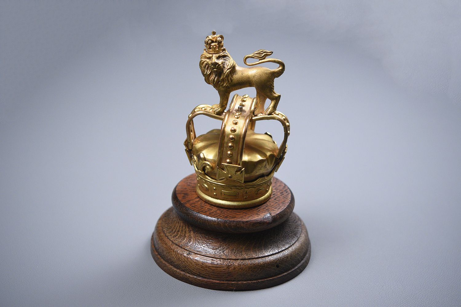 BRITISH FLAGPOLE TOP CROWN & LION FINIAL BRITISH FLAGPOLE TOP CROWN & LION FINIAL