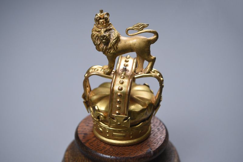 BRITISH FLAGPOLE TOP CROWN & LION FINIAL