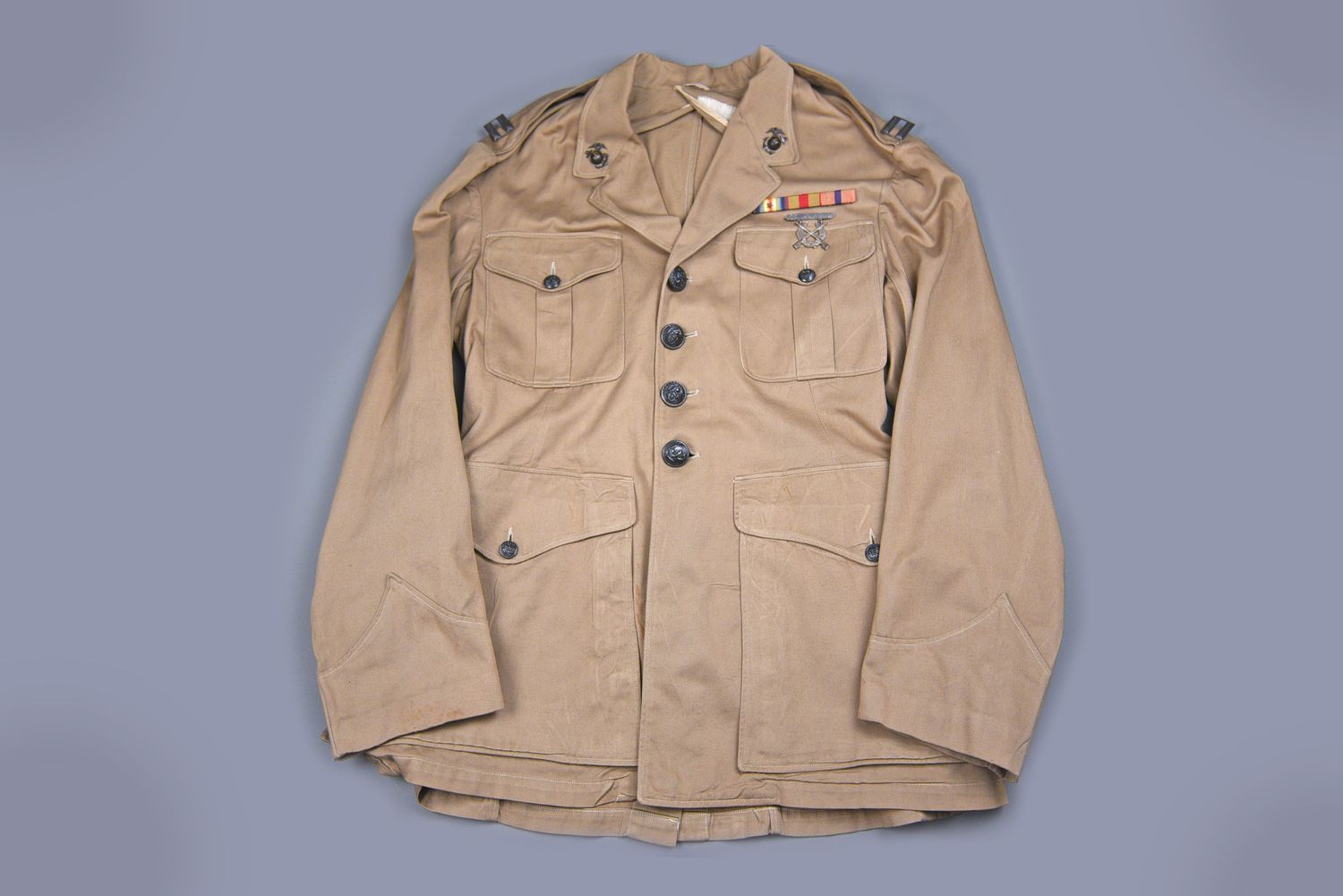 pre-WWII U.S. MARINE CORPS OFFICERS KHAKI UNIFORM JACKET w/INSIGNIA. pre-WWII U.S. MARINE CORPS OFFICERS KHAKI UNIFORM JACKET w/INSIGNIA.
