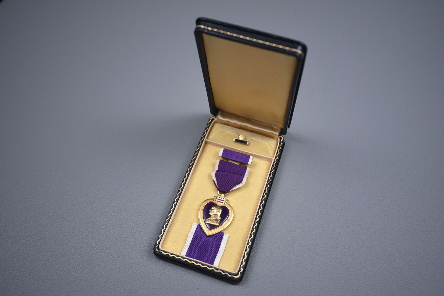 WWII PURPLE HEART MEDAL IN PRESENTATION CASE - NUMBERED