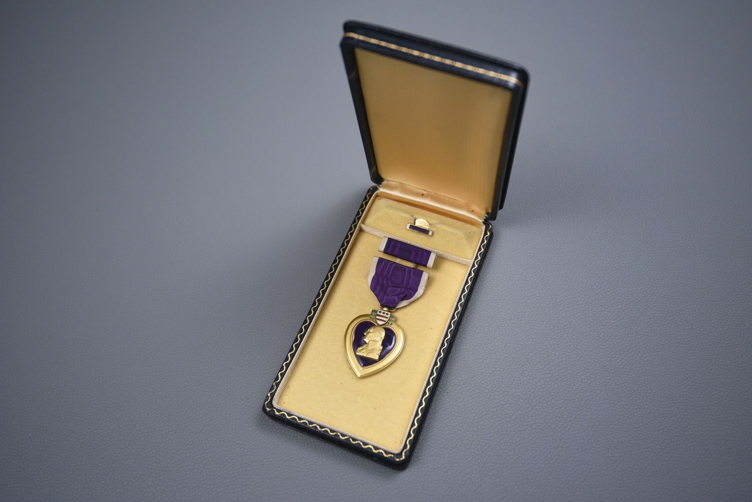 WWII PURPLE HEART MEDAL IN PRESENTATION CASE - COMPLETE SET