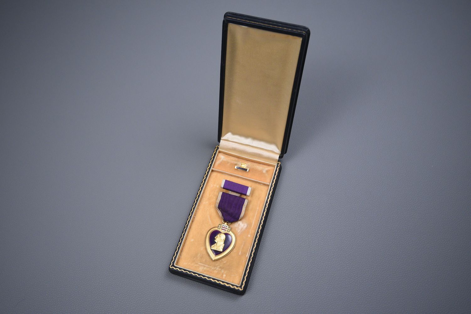 WWII PURPLE HEART MEDAL IN PRESENTATION CASE - NUMBERED WWII PURPLE HEART MEDAL IN PRESENTATION CASE - NUMBERED
