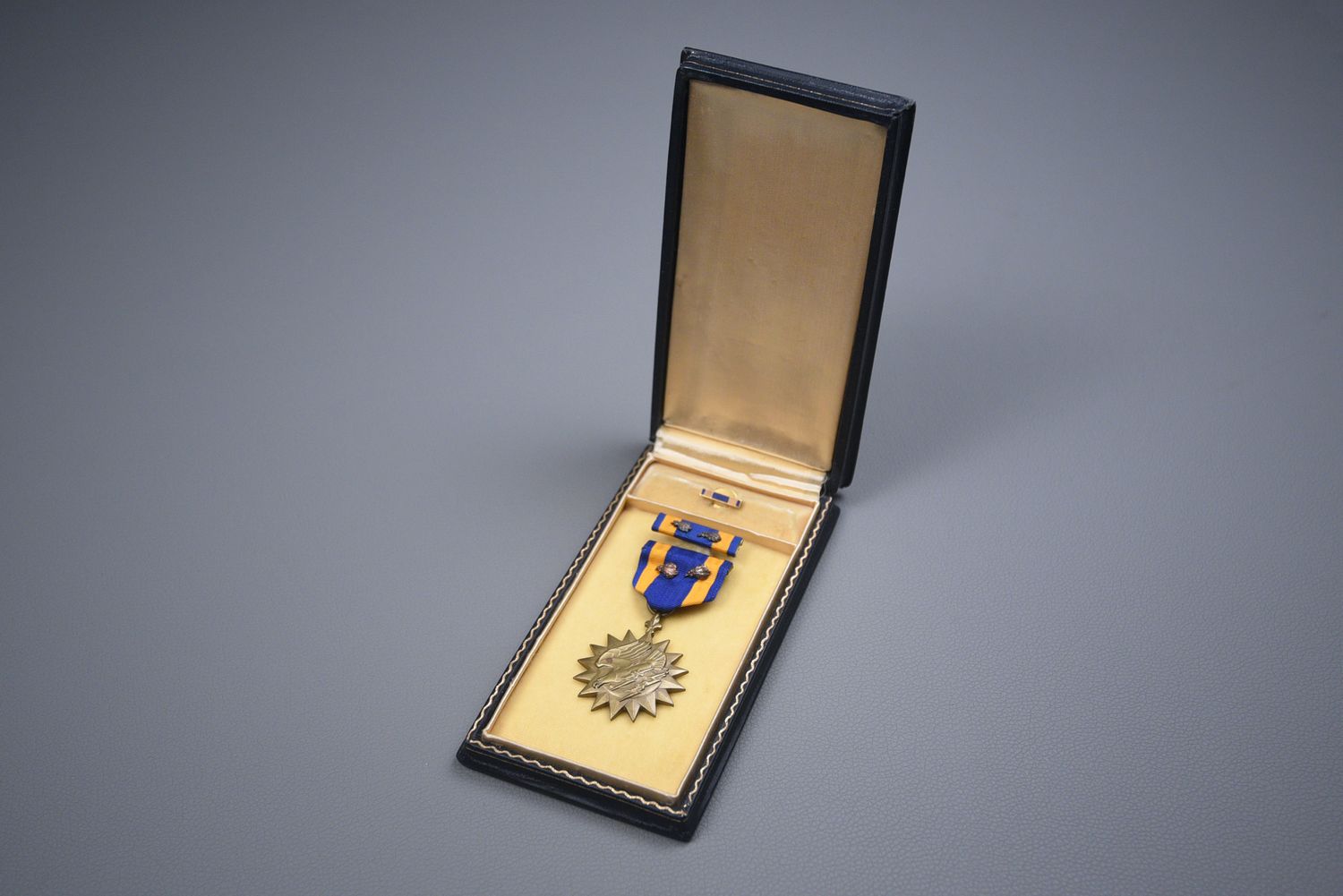 WWII US ARMY AIR CORPS AIR MEDAL w/WRAP BROACH & 2 OAK LEAF CLUSTERS - CASED WWII US ARMY AIR CORPS AIR MEDAL w/WRAP BROACH & 2 OAK LEAF CLUSTERS - CASED