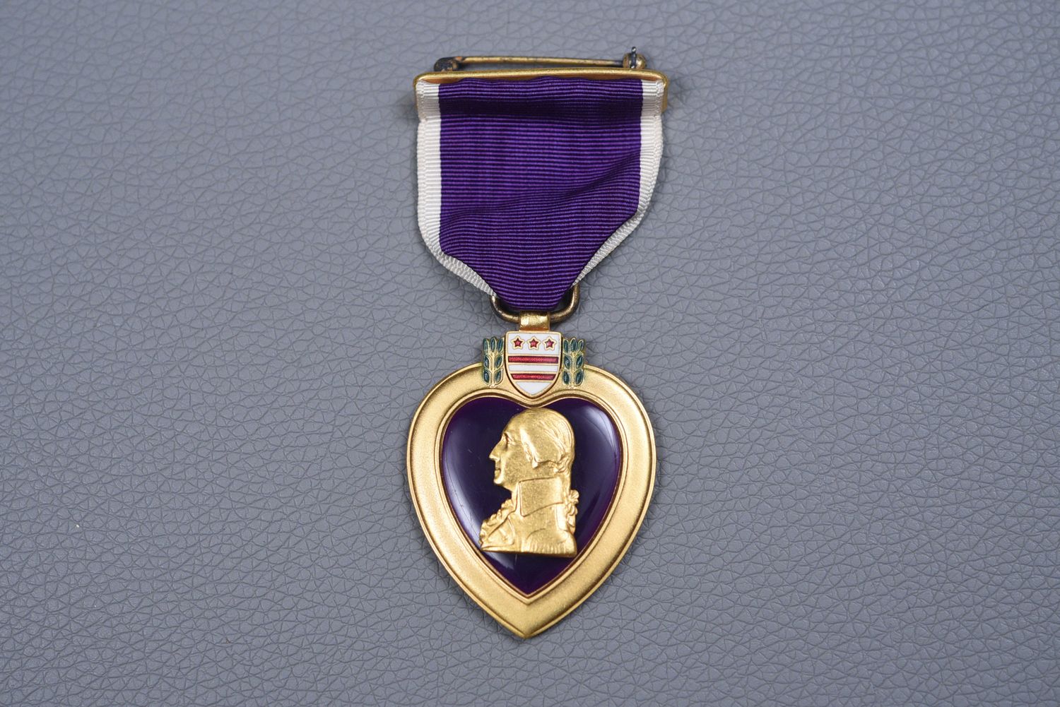 WWII US NAVY/MARINE CORPS PURPLE HEART - TYPE II, FULL WRAP BROACH WWII US NAVY/MARINE CORPS PURPLE HEART - TYPE II, FULL WRAP BROACH