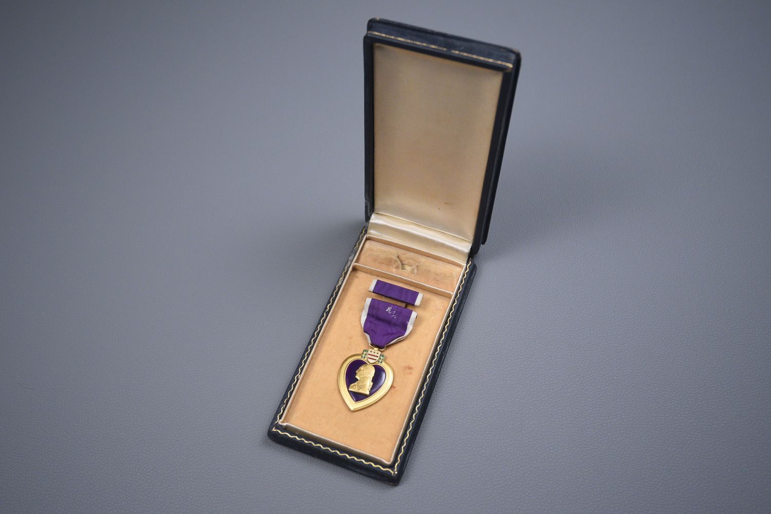 WWII PURPLE HEART MEDAL IN PRESENTATION CASE