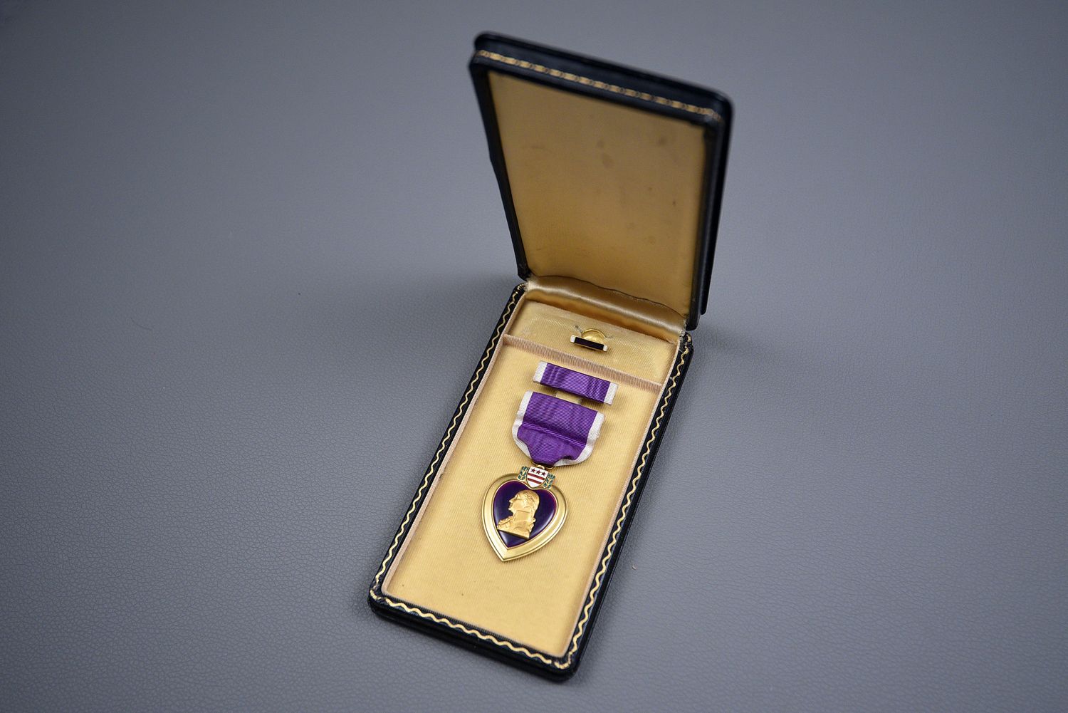WWII PURPLE HEART MEDAL IN PRESENTATION CASE - COMPLETE SET