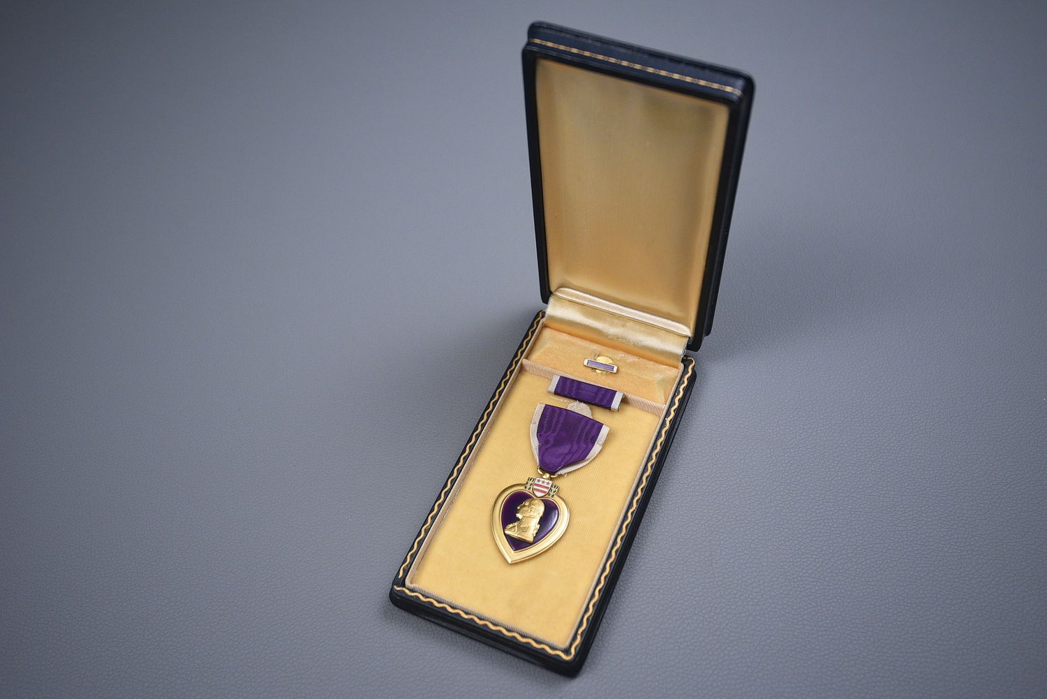 WWII PURPLE HEART MEDAL IN PRESENTATION CASE - COMPLETE SET