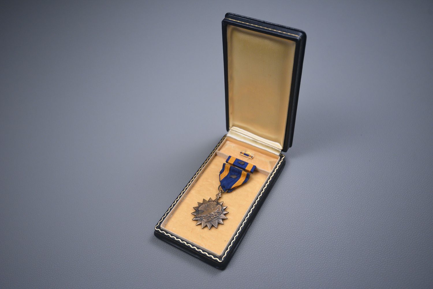 WWII U.S. AIR MEDAL IN BLACK LEATHERETTE CASE WWII U.S. AIR MEDAL IN BLACK LEATHERETTE CASE