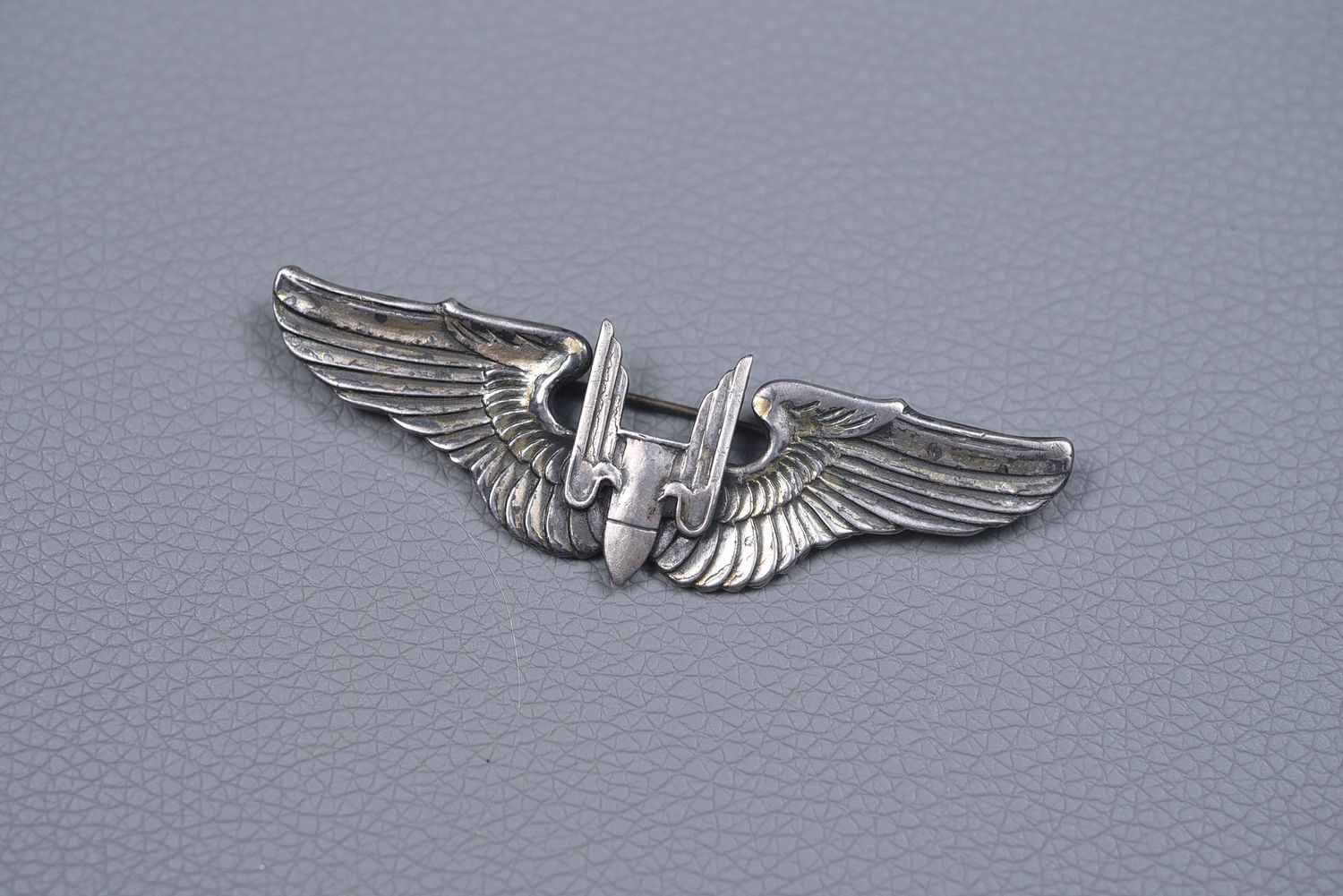 WWII U.S. AIR GUNNER WING - PIN BACK, STERLING WWII U.S. AIR GUNNER WING - PIN BACK, STERLING