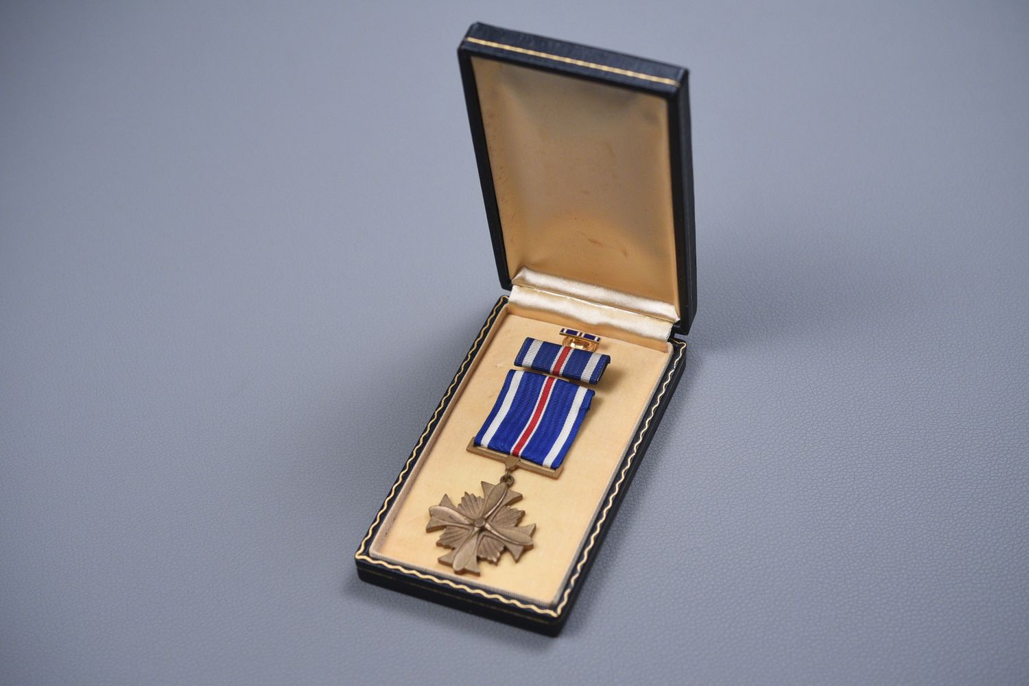 WWII U.S. NAVY/MARINE CORPS DISTINGUISHED FLYING CROSS IN SHORT CASE WWII U.S. NAVY/MARINE CORPS DISTINGUISHED FLYING CROSS IN SHORT CASE
