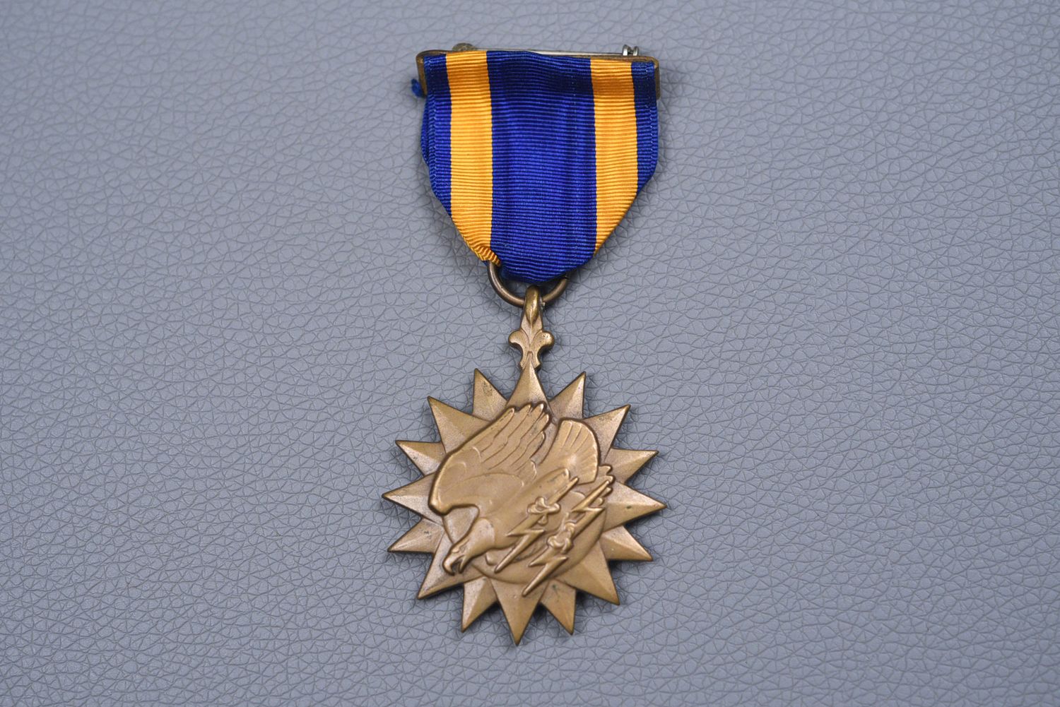 WWII U.S. ARMY AIR CORPS AIR MEDAL w/ EARLY WRAP BROACH WWII U.S. ARMY AIR CORPS AIR MEDAL w/ EARLY WRAP BROACH