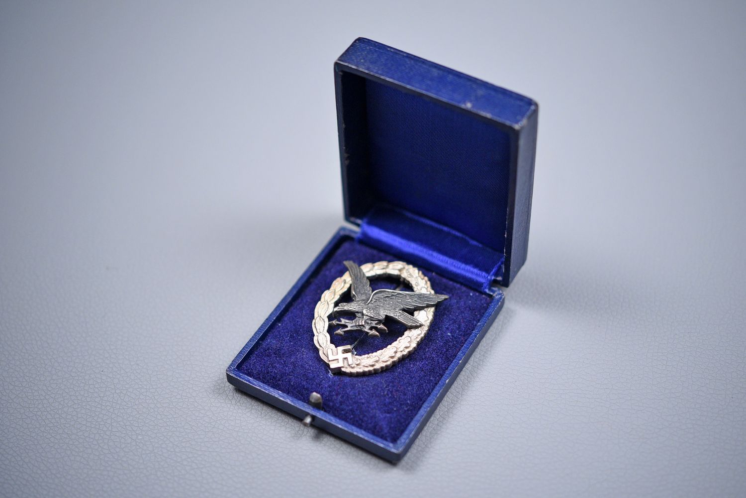 WWII GERMAN LUFTWAFFE AIR GUNNER'S BADGE BY BSW - CASED WWII GERMAN LUFTWAFFE AIR GUNNER'S BADGE BY BSW - CASED