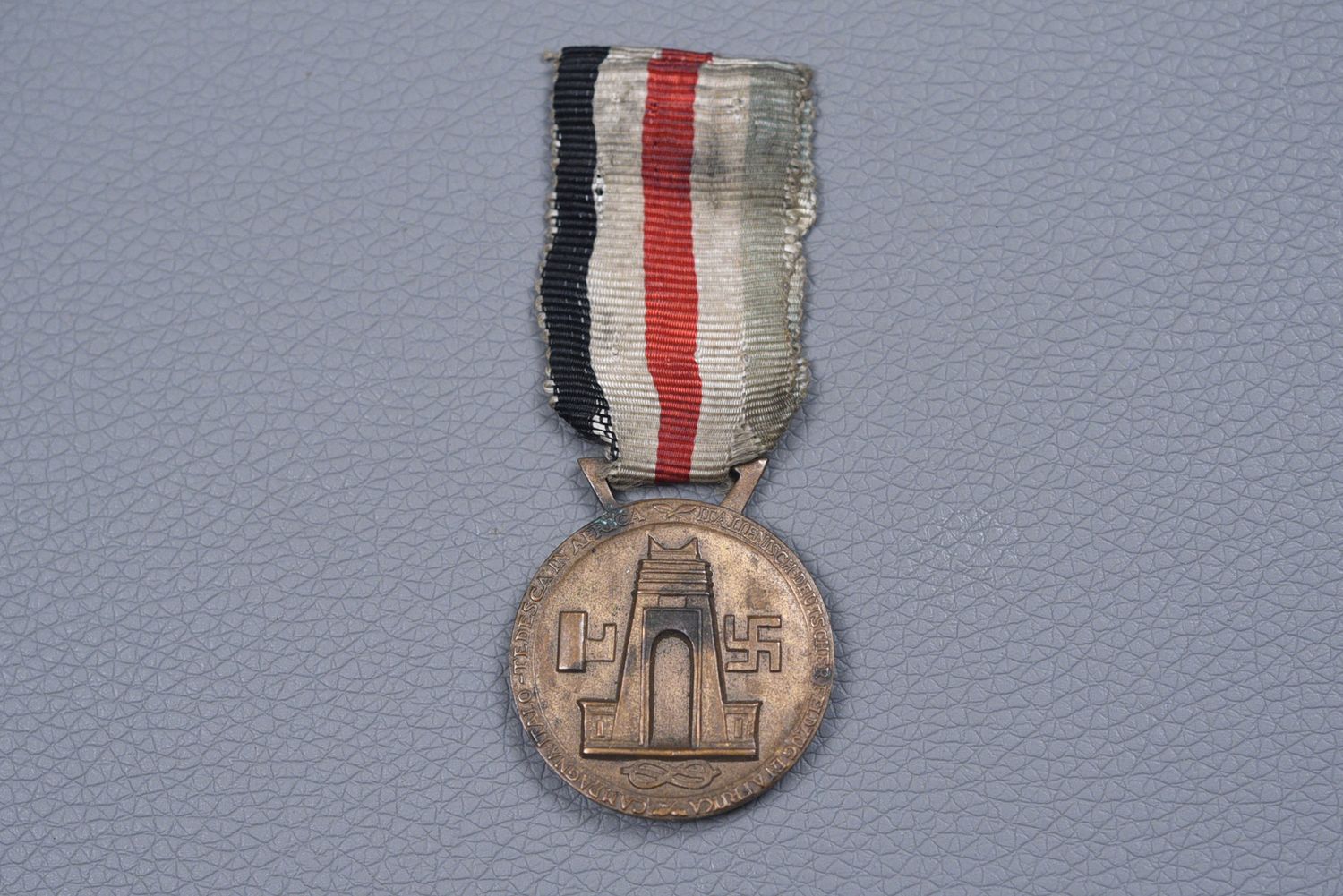 WWII GERMAN AFRIKA KORPS MEDAL ON ORIGINAL RIBBON - EARLY BRONZE ISSUE WWII GERMAN AFRIKA KORPS MEDAL ON ORIGINAL RIBBON - EARLY BRONZE ISSUE