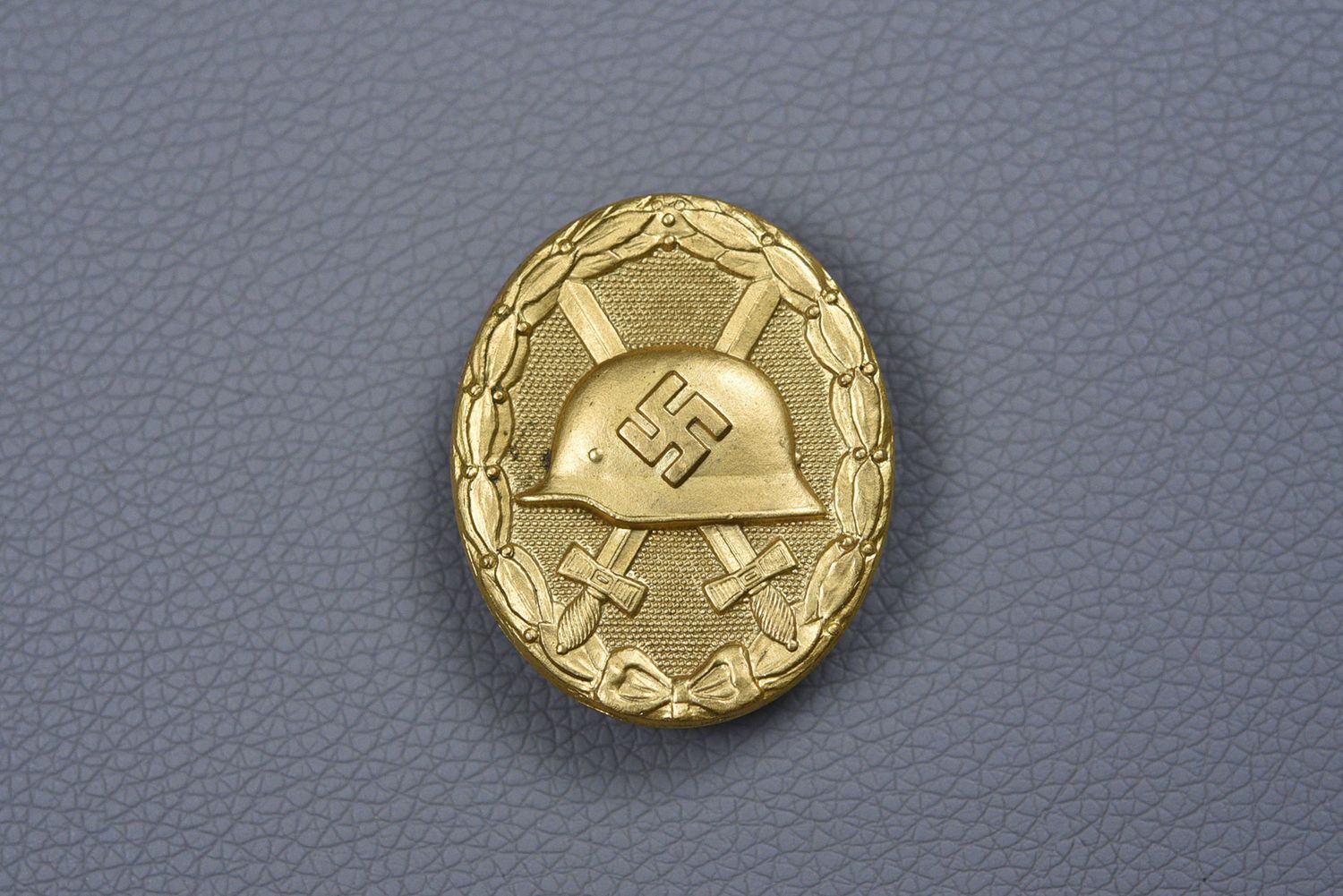 WWII GERMAN MODEL 1939 WOUND BADGE IN GOLD BY S&L - MINT WWII GERMAN MODEL 1939 WOUND BADGE IN GOLD BY S&L - MINT