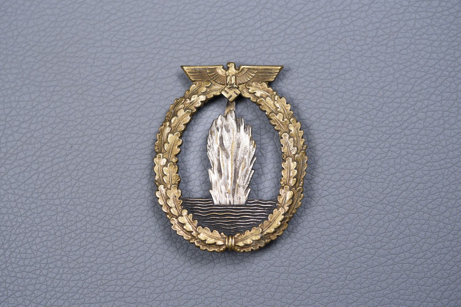 WWII KRIEGSMARINE MINESWEEPER BADGE BY RUDOLF KARNETH &amp; SÖHNE