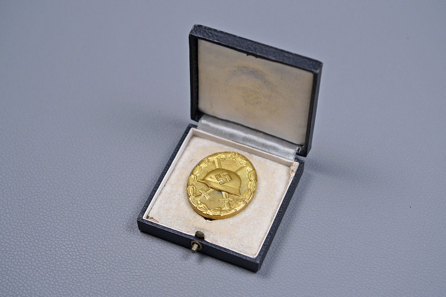 WWII GERMAN 1939 WOUND BADGE IN GOLD BY VIENNA MINT - CASED, MINT WWII GERMAN 1939 WOUND BADGE IN GOLD BY VIENNA MINT - CASED, MINT