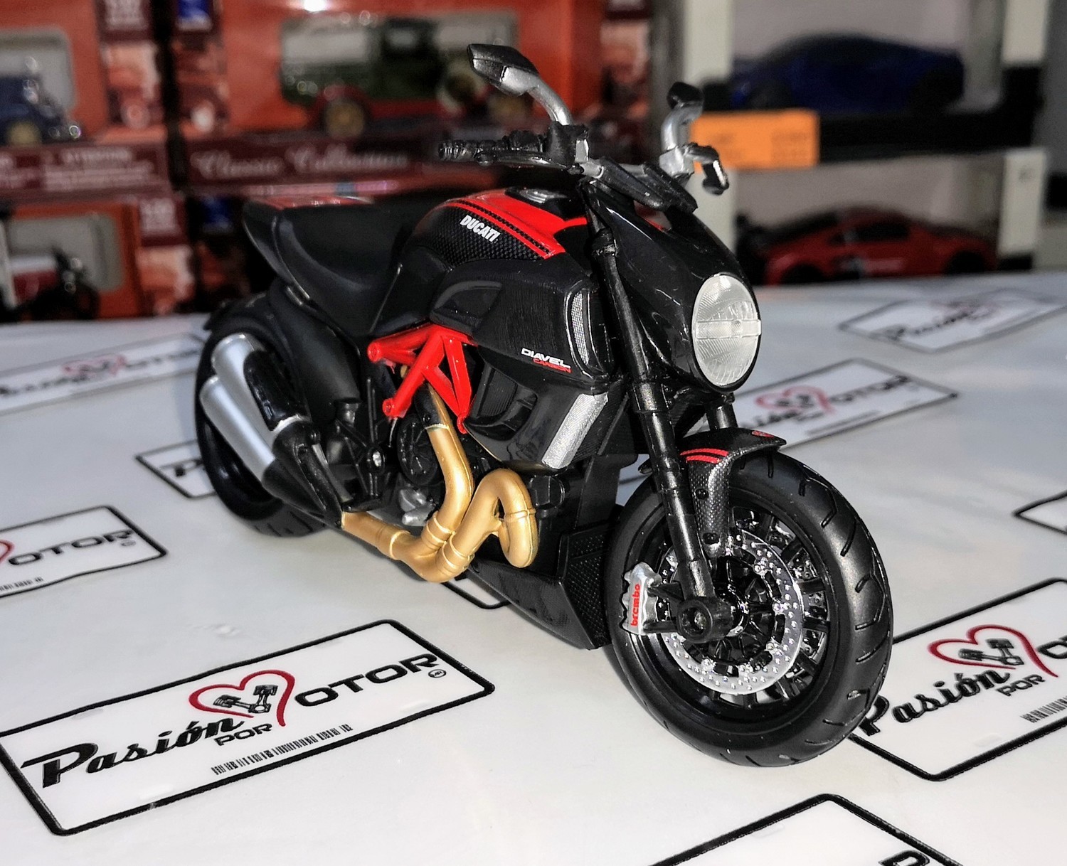 1:12 Ducati Diavel Carbon Negro y Rojo Moto MAISTO Motorcycles