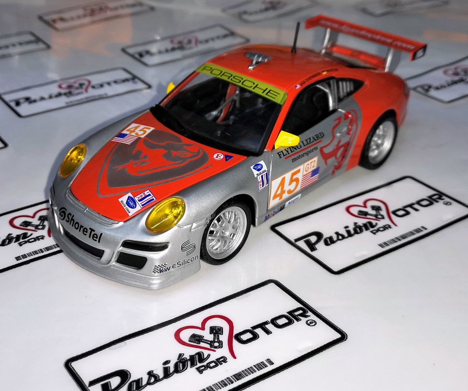 1:24 Porsche 911 Gt3 Rsr Flying Lizard Bburago En Display / A Granel