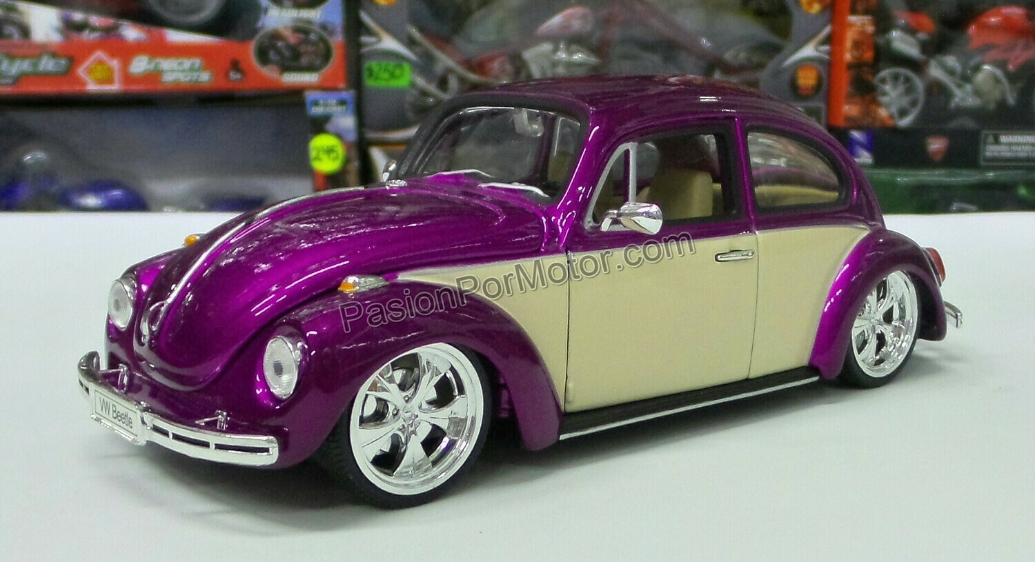 1:24 Volkswagen Beetle 1302 1972 Custom Fucsia WELLY Hot Rides
