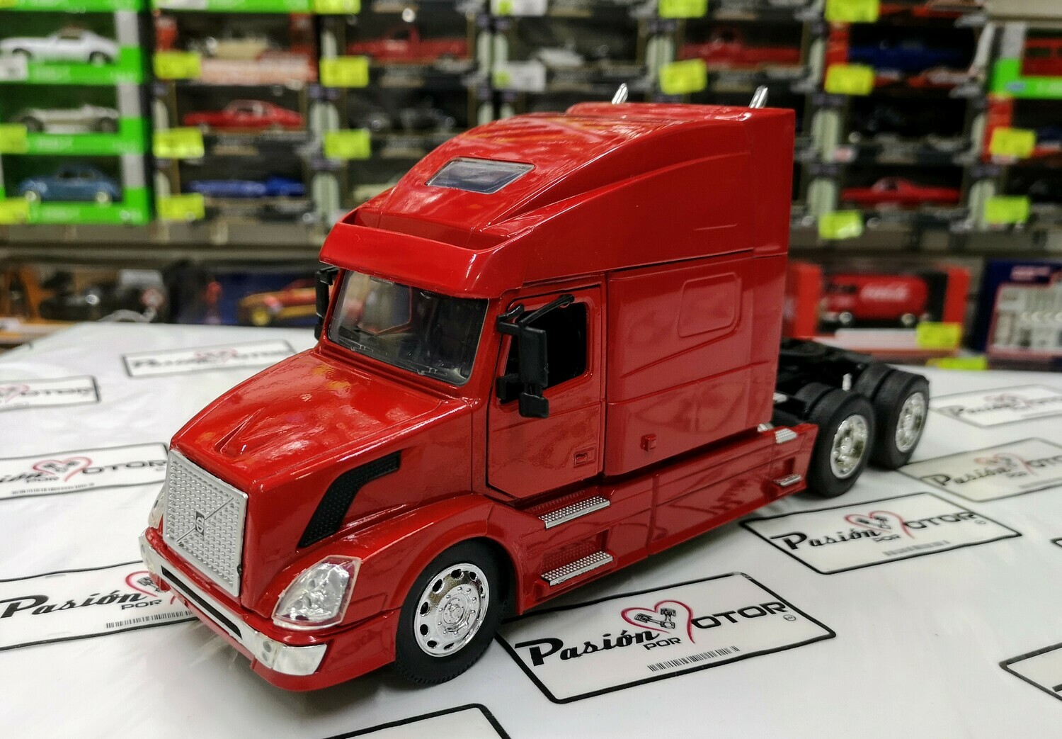 1:32 Volvo VN 780 Rojo Tractocamion Cabina New Ray En Display / A Granel