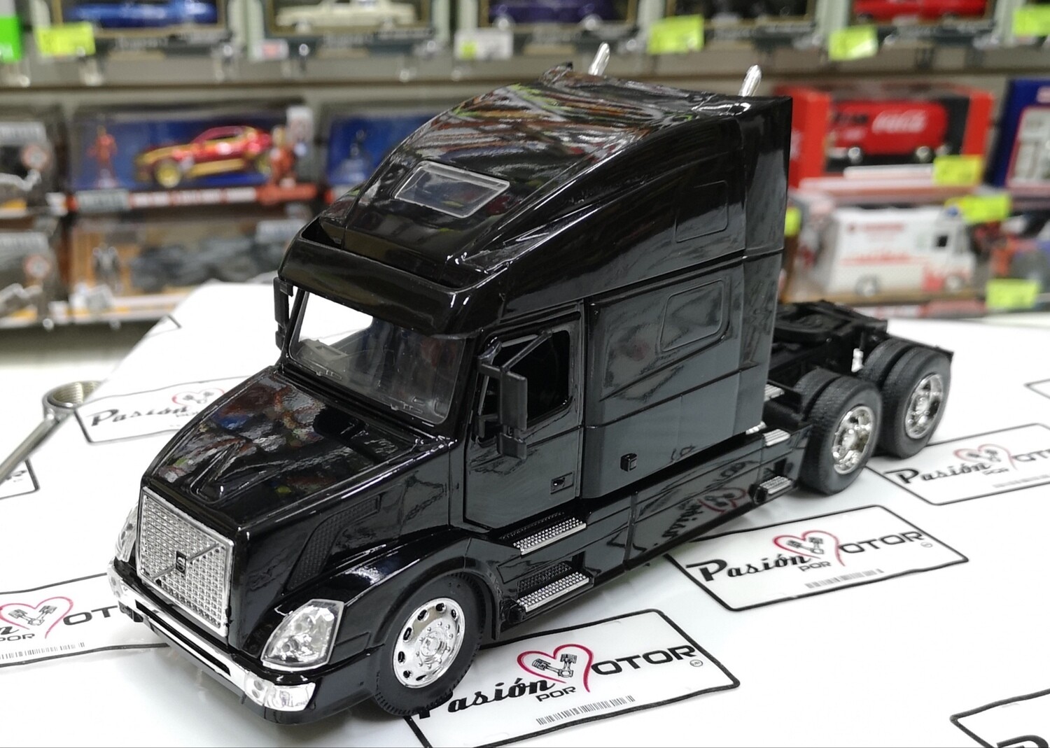 1:32 Volvo VN 780 Negro Tractocamion Cabina New Ray En Display / A Granel