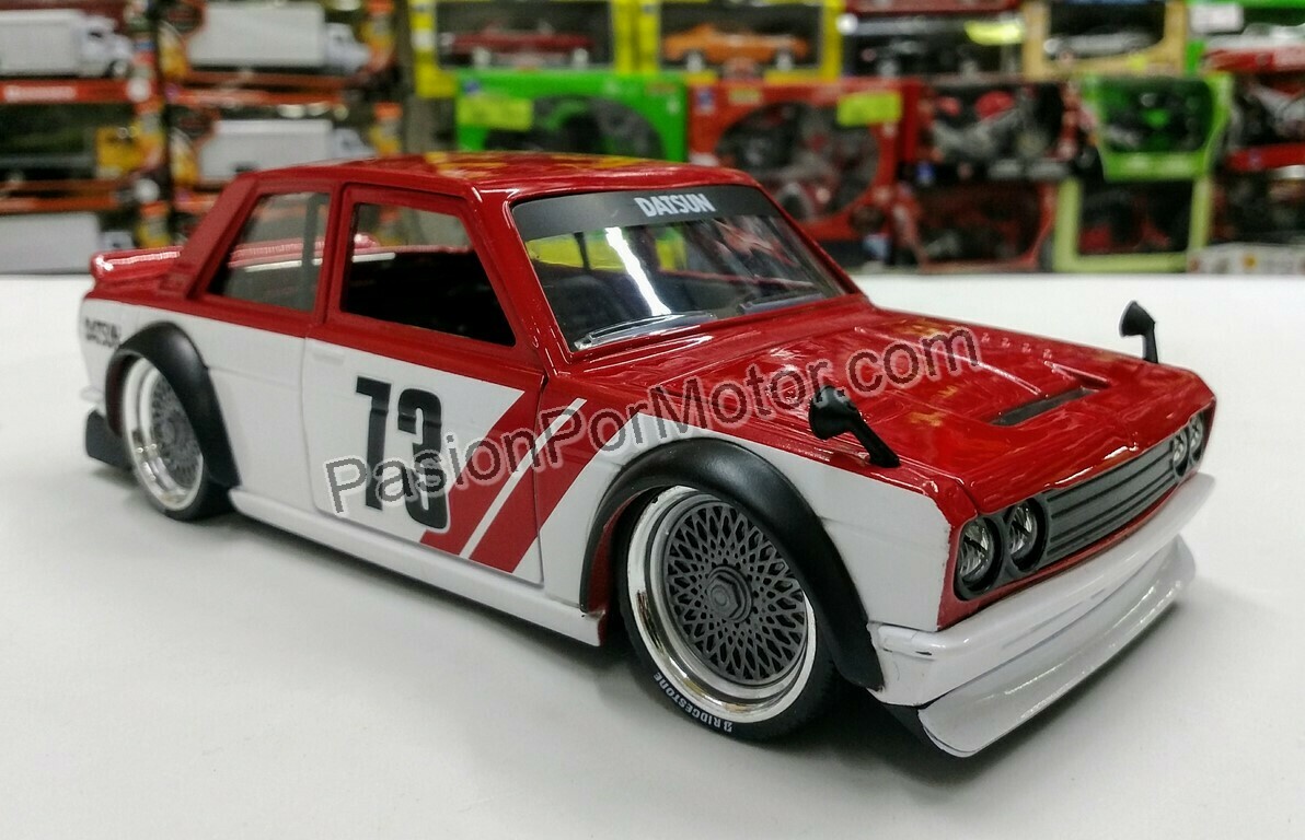 1:24 Datsun 510 Widebody 1973 Rojo Blanco
Jada Toys JDM Tuners En Display / A Granel