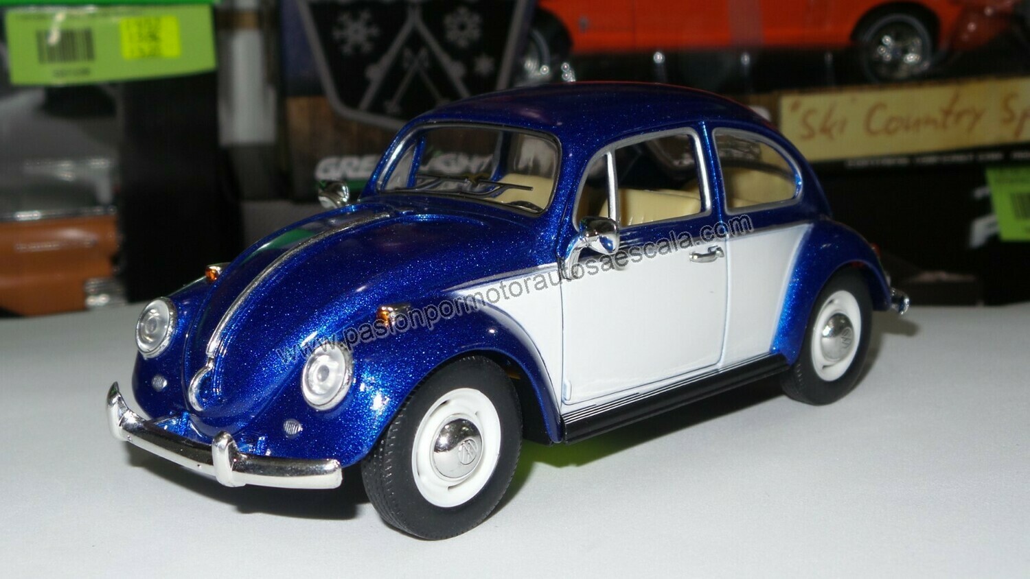1:24 Volkswagen Beetle 1967 Azul Con Blanco Vocho Kinsmart En Display / A Granel