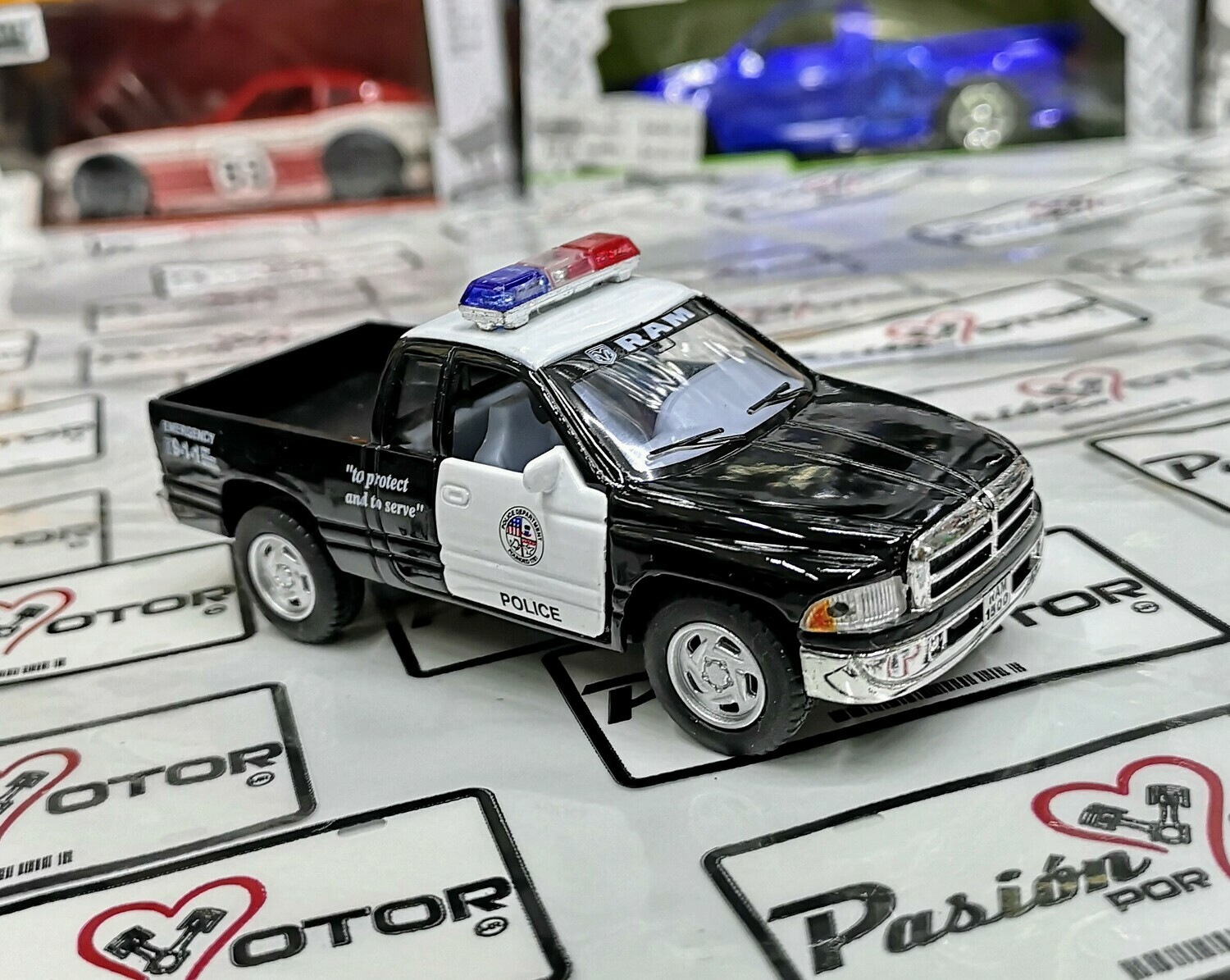 1:44 Dodge Ram 1500 Club Cab 4x4 1996 Police Kinsmart En Display a Granel