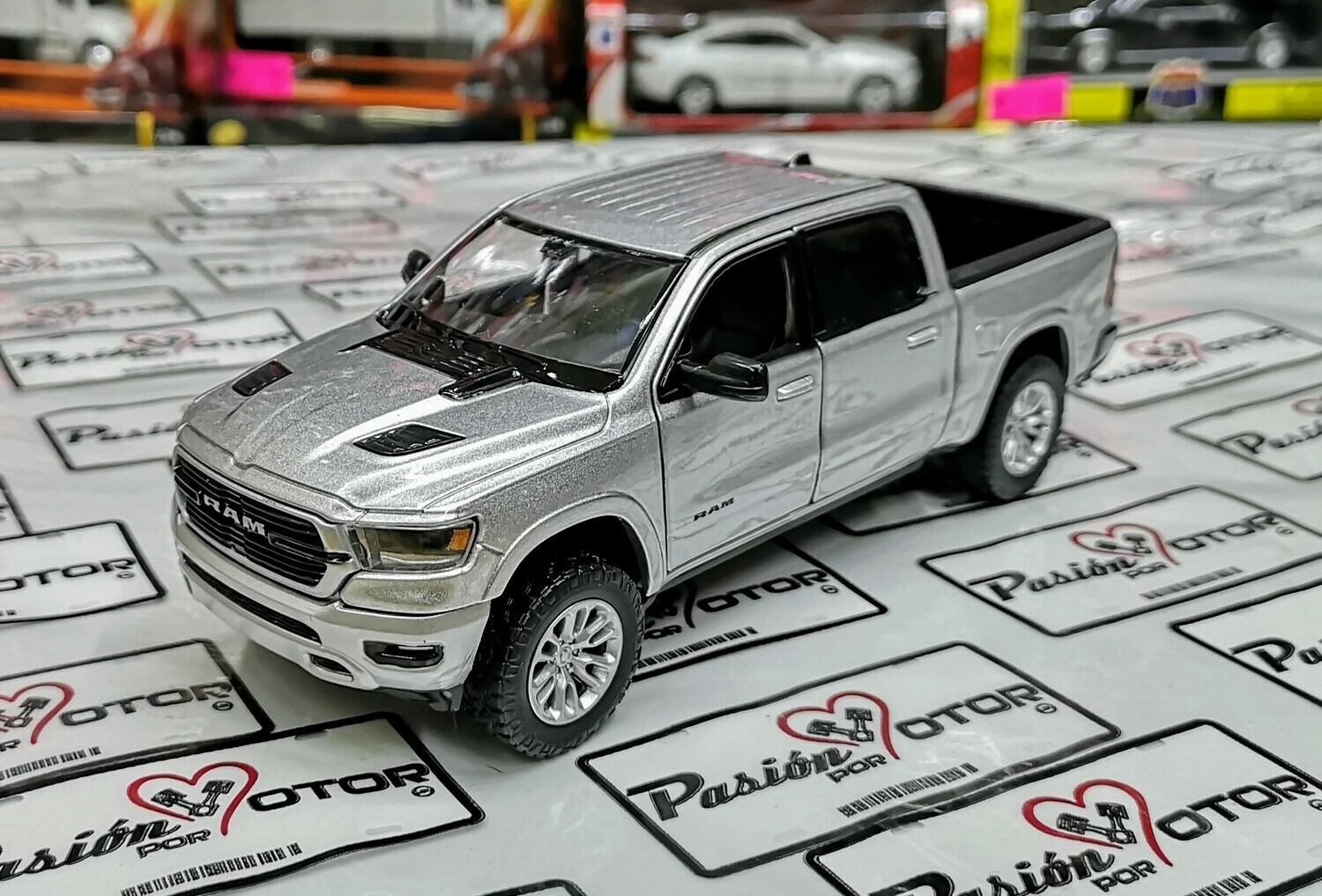 1:27 Ram 1500 Crew Cab Pick Up Laramie 2019 Plata MOTOR MAX 1:24 00941