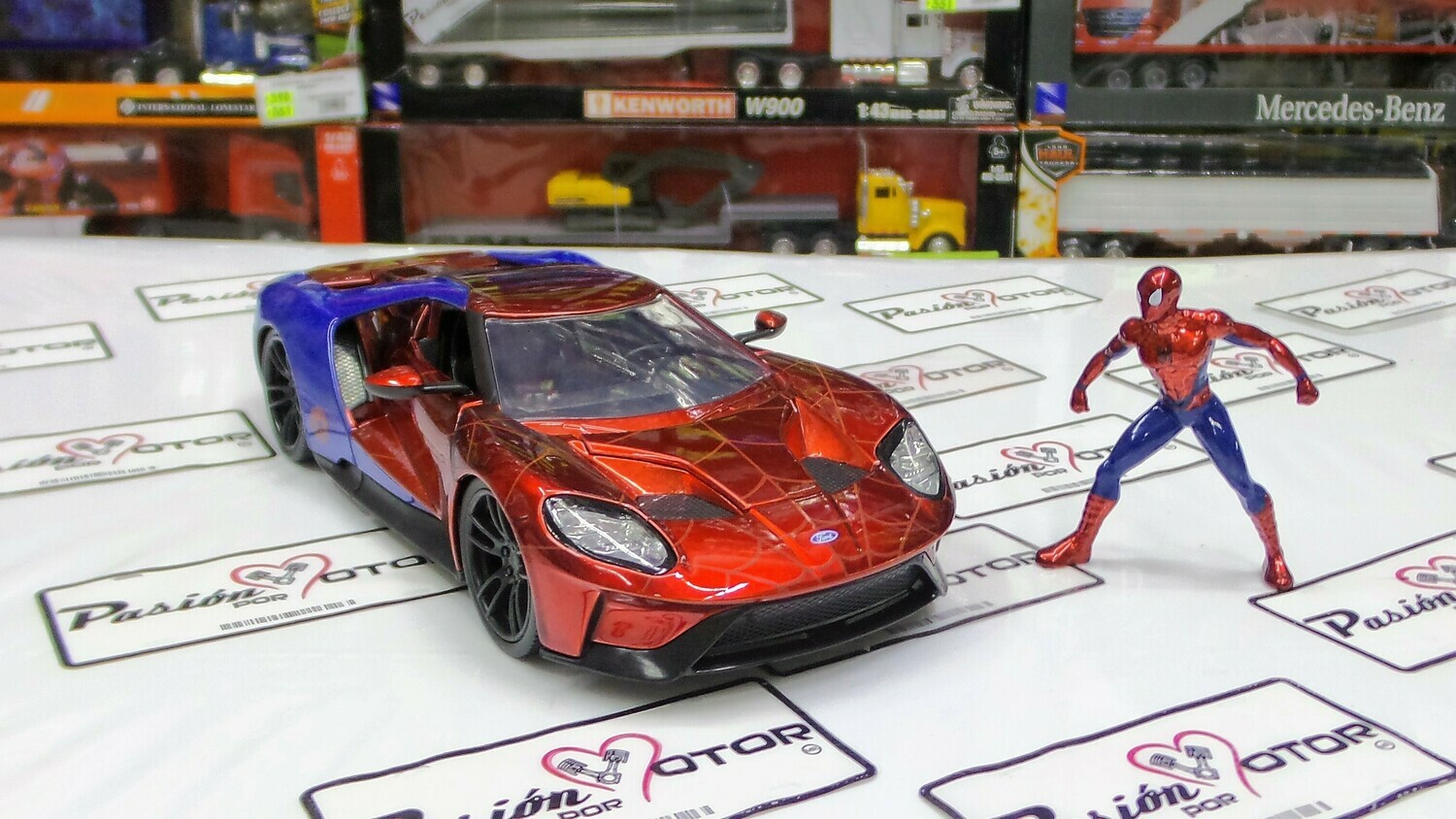 1:24 Ford GT 2017 Con Figura Spider Man Jada Toys Metals Marvel En Caja